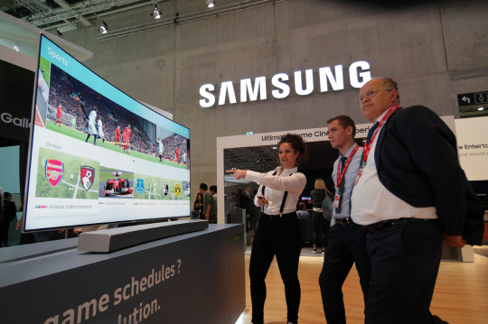 관람객들이 이달 초 독일 베를린에서 열린 국제가전박람회 'IFA 2017' 삼성전자 전시장에서 스마트TV 기능을 체험해보고 있다.  삼성전자 제공